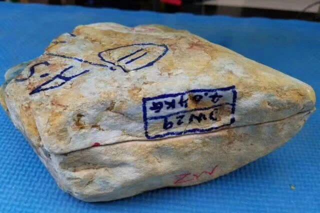 翡翠原石赌石技巧图解翡翠原石皮的知识-第2张图片-翡翠网 翡翠原石赌石技巧图解翡翠原石皮的知识-第2张图片-翡翠网