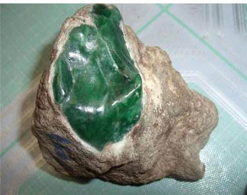 关于老坑玻璃种翡翠原石详解的信息-第1张图片-翡翠网 关于老坑玻璃种翡翠原石详解的信息-第1张图片-翡翠网