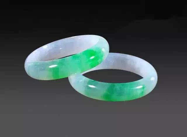 收藏级别翡翠手镯,翡翠手镯什么镯型保值-第1张图片-翡翠网 收藏级别翡翠手镯,翡翠手镯什么镯型保值-第1张图片-翡翠网