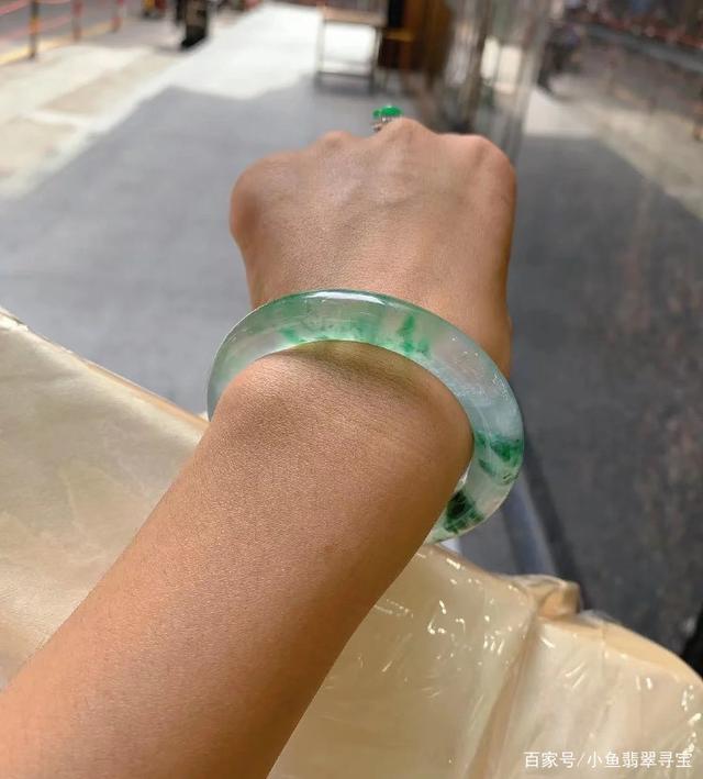 飘紫的翡翠手镯的价格的简单介绍-第1张图片-翡翠网 飘紫的翡翠手镯的价格的简单介绍-第1张图片-翡翠网