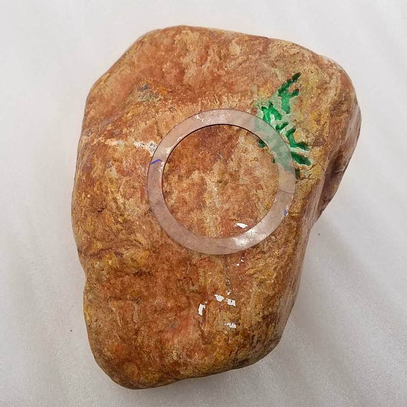 500元料切出天价翡翠,佛山翡翠原石如何鉴别-第1张图片-翡翠网 500元料切出天价翡翠,佛山翡翠原石如何鉴别-第1张图片-翡翠网