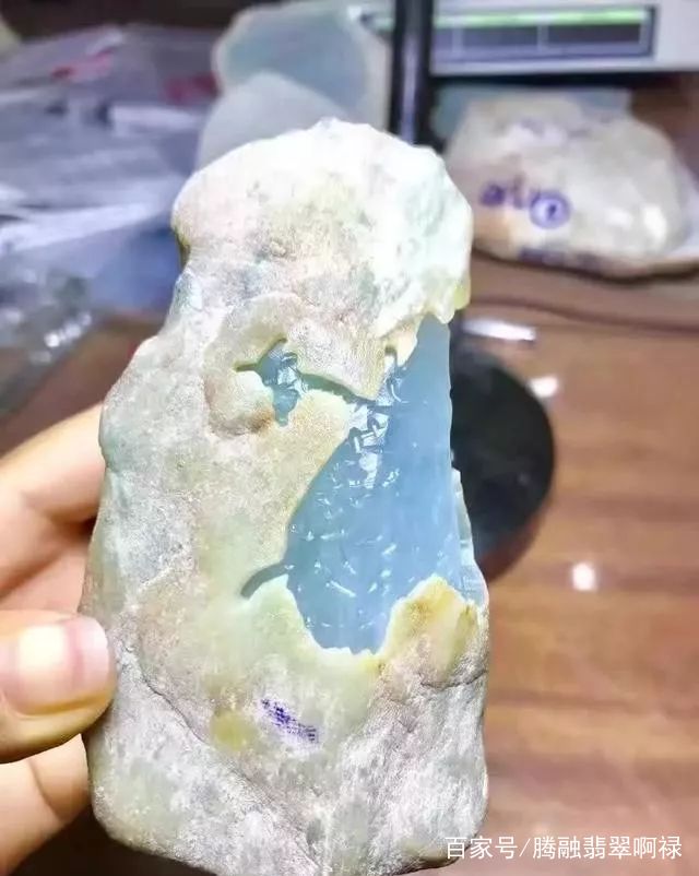 翡翠黄阳绿还是黄杨绿北流翡翠原石黄杨绿-第1张图片-翡翠网 翡翠黄阳绿还是黄杨绿北流翡翠原石黄杨绿-第1张图片-翡翠网