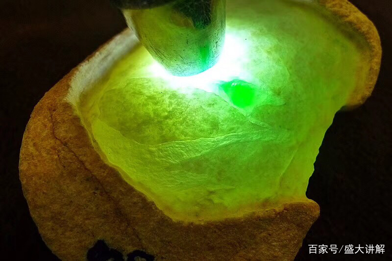 翡翠黄阳绿还是黄杨绿北流翡翠原石黄杨绿-第2张图片-翡翠网 翡翠黄阳绿还是黄杨绿北流翡翠原石黄杨绿-第2张图片-翡翠网