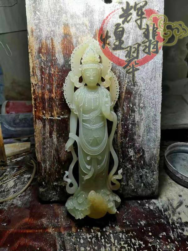 翡翠原石加工定制翡翠原石自己怎么加工-第1张图片-翡翠网 翡翠原石加工定制翡翠原石自己怎么加工-第1张图片-翡翠网