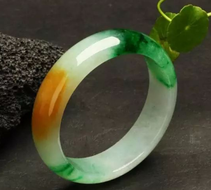 关于翡翠手镯第一次戴的讲究的信息-第1张图片-翡翠网 关于翡翠手镯第一次戴的讲究的信息-第1张图片-翡翠网