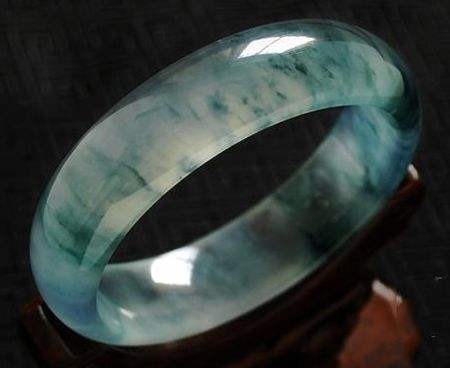 关于翡翠手镯第一次戴的讲究的信息-第2张图片-翡翠网 关于翡翠手镯第一次戴的讲究的信息-第2张图片-翡翠网