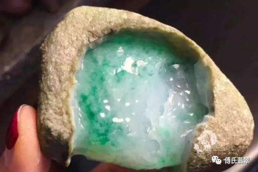 老蓝水翡翠为什么是绿色的翡翠原石的种水是绿的-第1张图片-翡翠网 老蓝水翡翠为什么是绿色的翡翠原石的种水是绿的-第1张图片-翡翠网