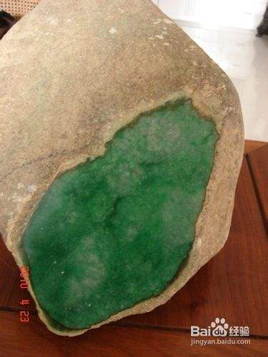 老蓝水翡翠为什么是绿色的翡翠原石的种水是绿的-第2张图片-翡翠网 老蓝水翡翠为什么是绿色的翡翠原石的种水是绿的-第2张图片-翡翠网