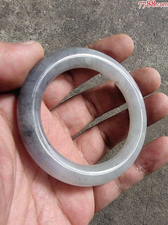 20万的碧玉手镯,一万元翡翠手镯-第1张图片-翡翠网 20万的碧玉手镯,一万元翡翠手镯-第1张图片-翡翠网