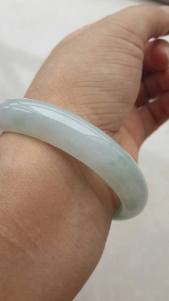 翡翠手镯普通灯光下有棉线是a货吗的简单介绍-第1张图片-翡翠网 翡翠手镯普通灯光下有棉线是a货吗的简单介绍-第1张图片-翡翠网