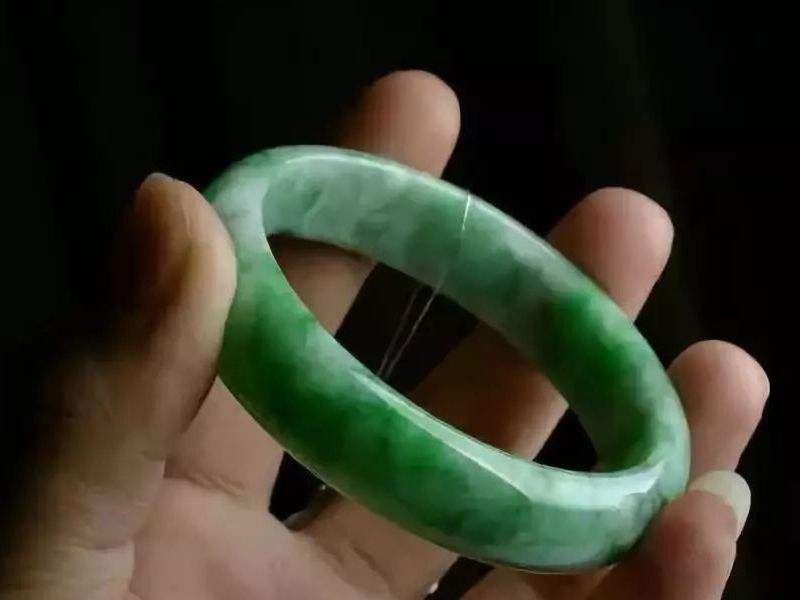 如何鉴定翡翠的好坏翡翠鉴定真假价格-第1张图片-翡翠网 如何鉴定翡翠的好坏翡翠鉴定真假价格-第1张图片-翡翠网