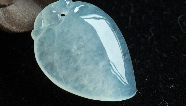 如何鉴定翡翠的好坏翡翠鉴定真假价格-第2张图片-翡翠网 如何鉴定翡翠的好坏翡翠鉴定真假价格-第2张图片-翡翠网