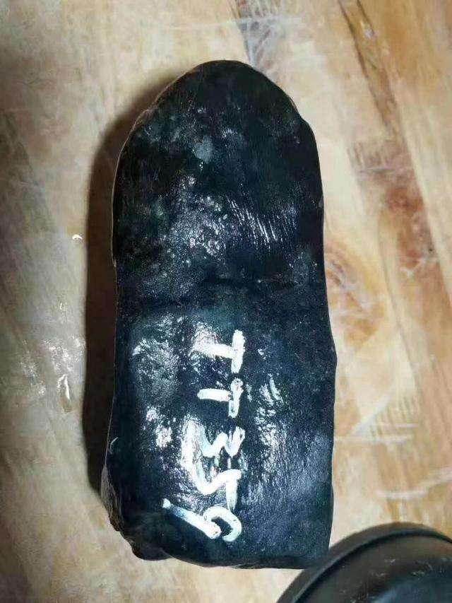 1000元翡翠原石怎么样6500万买的原石结果怎么样-第2张图片-翡翠网 1000元翡翠原石怎么样6500万买的原石结果怎么样-第2张图片-翡翠网