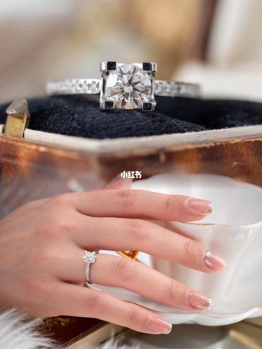 最耐看的钻戒款式钻戒独钻好还是周围镶碎钻好-第2张图片-翡翠网 最耐看的钻戒款式钻戒独钻好还是周围镶碎钻好-第2张图片-翡翠网