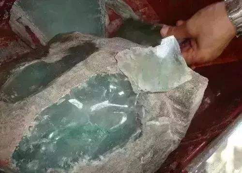 五公斤翡翠原石450元,二百元的翡翠原石-第1张图片-翡翠网 五公斤翡翠原石450元,二百元的翡翠原石-第1张图片-翡翠网