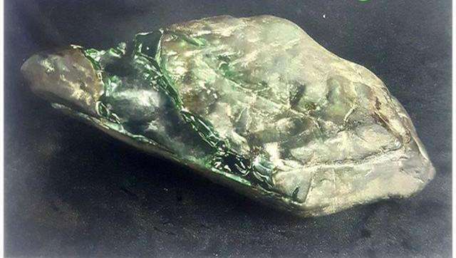 翡翠原石白蟒说明什么,翡翠原石上的莽带-第1张图片-翡翠网 翡翠原石白蟒说明什么,翡翠原石上的莽带-第1张图片-翡翠网