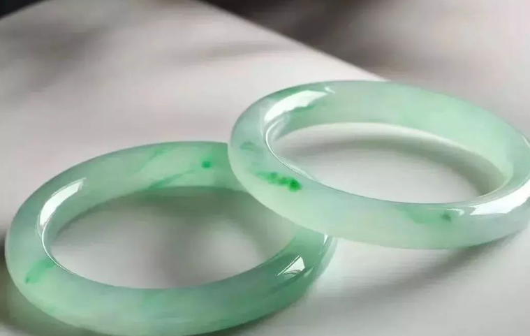 有裂纹翡翠手镯吗,新买的玉镯有明显裂纹-第1张图片-翡翠网 有裂纹翡翠手镯吗,新买的玉镯有明显裂纹-第1张图片-翡翠网