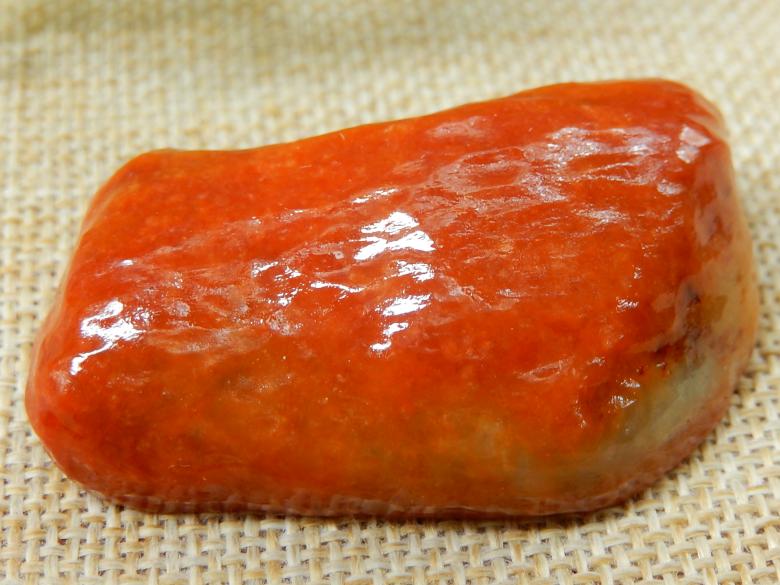 一千多元的翡翠是a货吗,什么是a货翡翠原石-第2张图片-翡翠网 一千多元的翡翠是a货吗,什么是a货翡翠原石-第2张图片-翡翠网