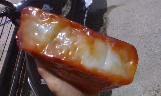 红翡翠原石图片红翡翠精品图片及价格-第1张图片-翡翠网 红翡翠原石图片红翡翠精品图片及价格-第1张图片-翡翠网