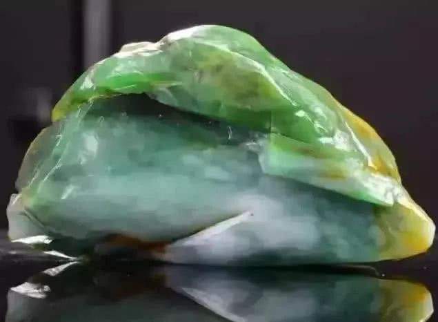 玉石三彩玉图片大全三彩翡翠原石特征-第1张图片-翡翠网