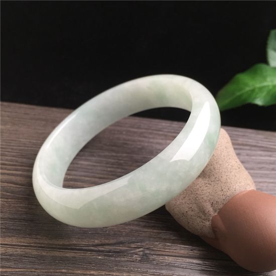 浅苹果绿翡翠手镯值钱吗翡翠浅绿手镯价格-第1张图片-翡翠网 浅苹果绿翡翠手镯值钱吗翡翠浅绿手镯价格-第1张图片-翡翠网