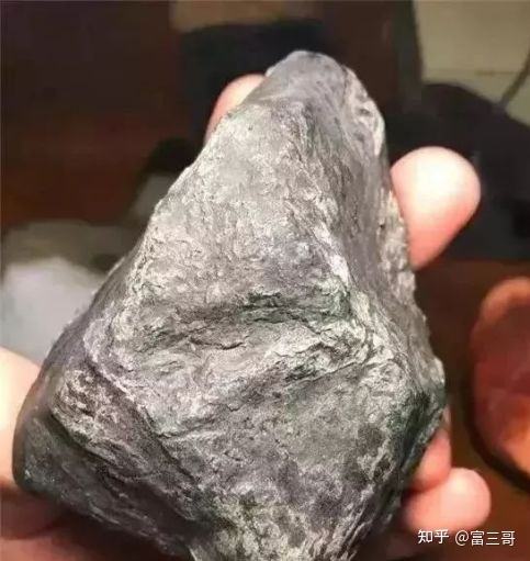 皮厚的翡翠原石,翡翠原石皮壳厚好不好-第1张图片-翡翠网 皮厚的翡翠原石,翡翠原石皮壳厚好不好-第1张图片-翡翠网