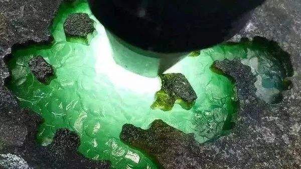 翡翠原石没有松花还会出玉吗的简单介绍-第1张图片-翡翠网 翡翠原石没有松花还会出玉吗的简单介绍-第1张图片-翡翠网