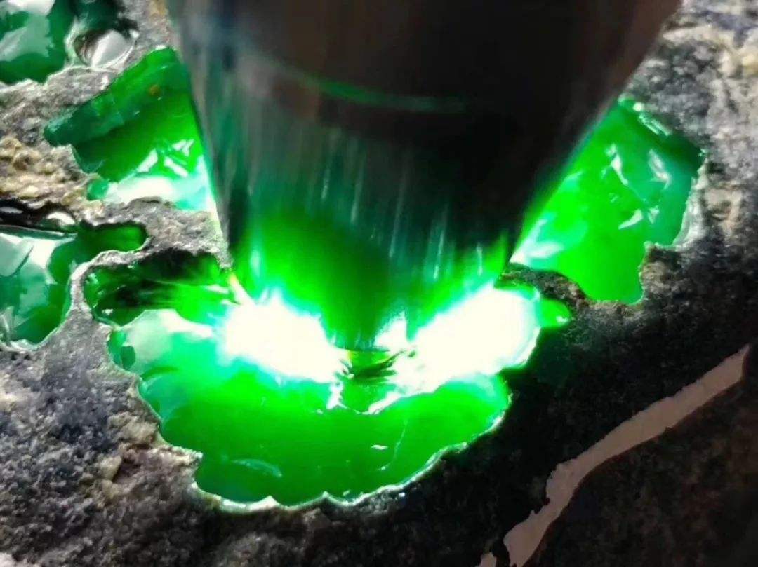 翡翠原石是天使也是恶魔,疯狂的石头翡翠最后在谁手里-第1张图片-翡翠网 翡翠原石是天使也是恶魔,疯狂的石头翡翠最后在谁手里-第1张图片-翡翠网