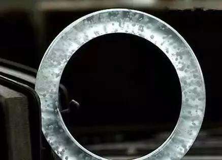 翡翠原石是天使也是恶魔,疯狂的石头翡翠最后在谁手里-第2张图片-翡翠网 翡翠原石是天使也是恶魔,疯狂的石头翡翠最后在谁手里-第2张图片-翡翠网