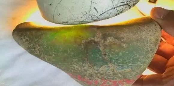 翡翠原石腊皮能用手扣下来的简单介绍-第2张图片-翡翠网 翡翠原石腊皮能用手扣下来的简单介绍-第2张图片-翡翠网