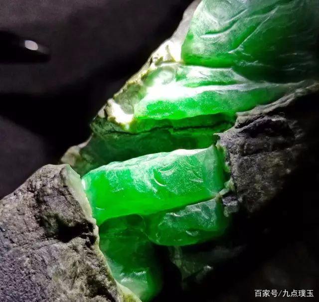 翡翠原石出笼子,翡翠原石为什么都是一块一块的-第1张图片-翡翠网 翡翠原石出笼子,翡翠原石为什么都是一块一块的-第1张图片-翡翠网