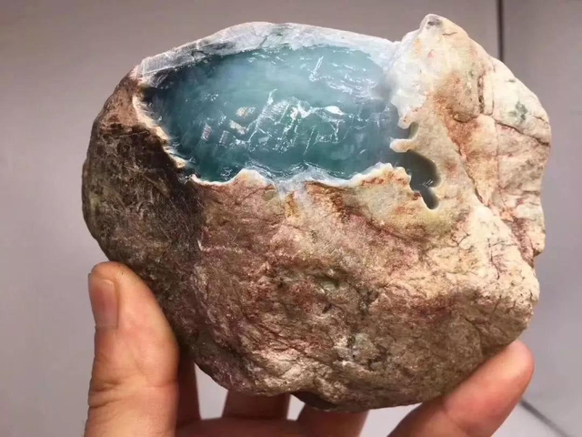 冰种翡翠的八个等级冰种翡翠原石鉴别-第1张图片-翡翠网 冰种翡翠的八个等级冰种翡翠原石鉴别-第1张图片-翡翠网