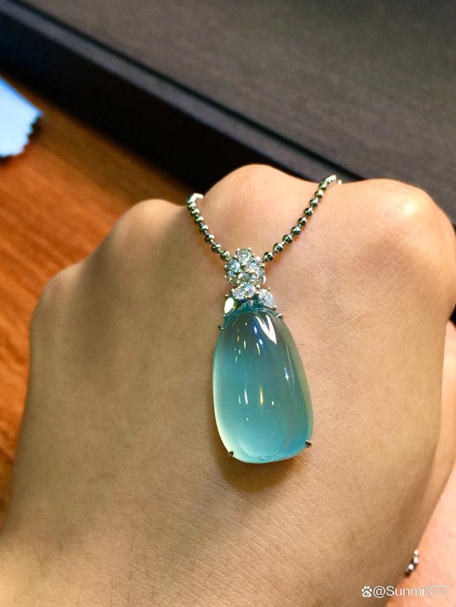 天空蓝的正冰翡翠有升值空间吗翡翠冰天空蓝挂件价格-第1张图片-翡翠网 天空蓝的正冰翡翠有升值空间吗翡翠冰天空蓝挂件价格-第1张图片-翡翠网