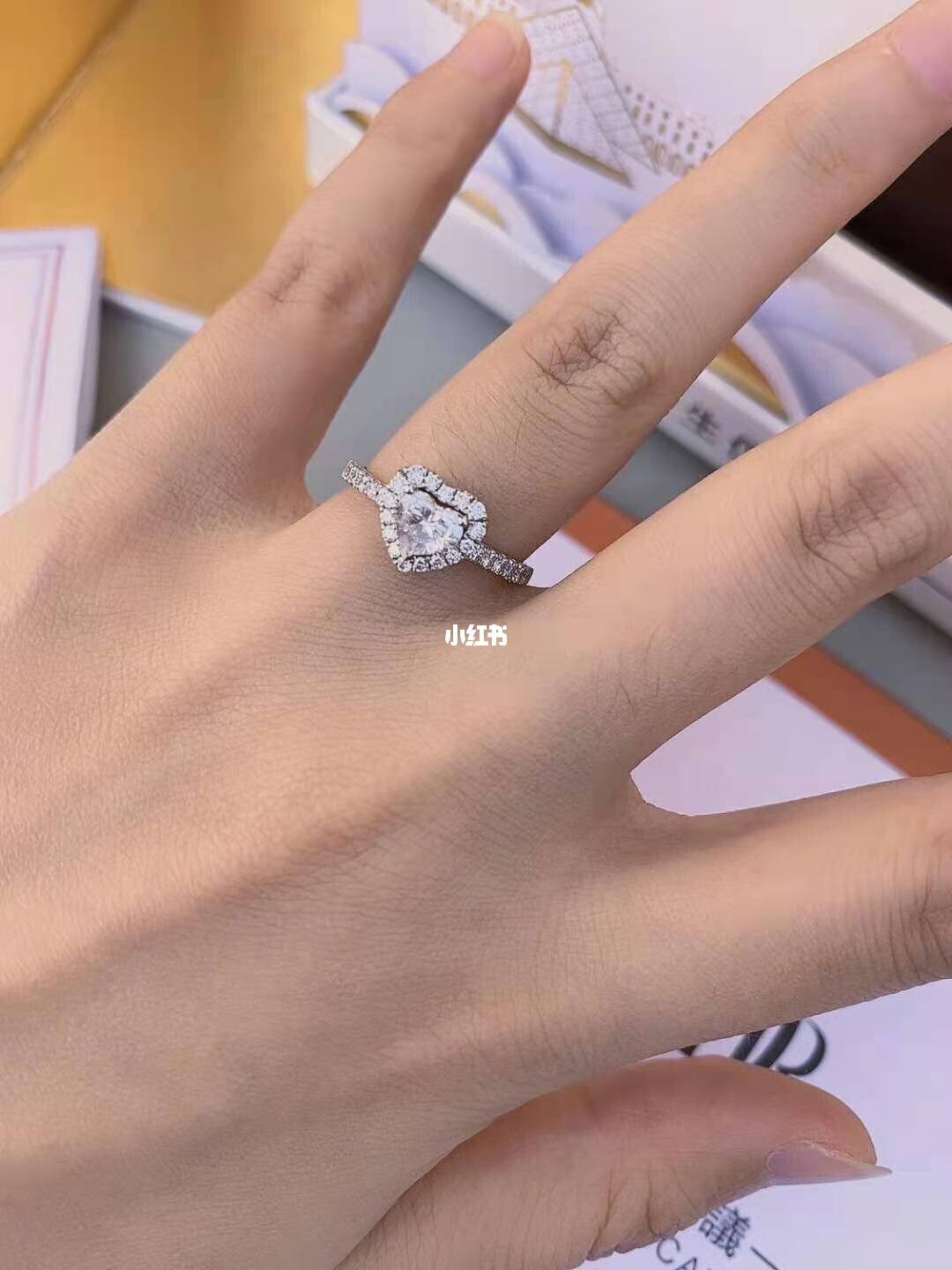 dr钻戒和钻石小鸟哪个好dr钻戒和普通钻戒有什么区别-第1张图片-翡翠网 dr钻戒和钻石小鸟哪个好dr钻戒和普通钻戒有什么区别-第1张图片-翡翠网