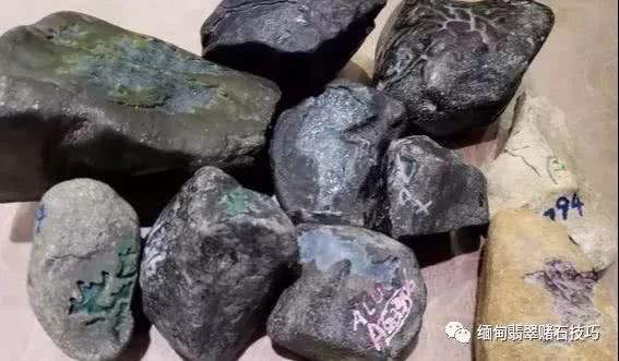 翡翠原石赌石口诀半赌翡翠原石-第1张图片-翡翠网 翡翠原石赌石口诀半赌翡翠原石-第1张图片-翡翠网