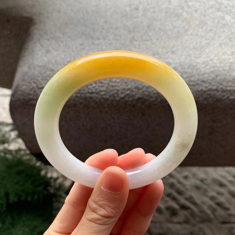 冰黄翡翠手镯价格,冰黄翡翠属于什么档次价格如何-第1张图片-翡翠网 冰黄翡翠手镯价格,冰黄翡翠属于什么档次价格如何-第1张图片-翡翠网