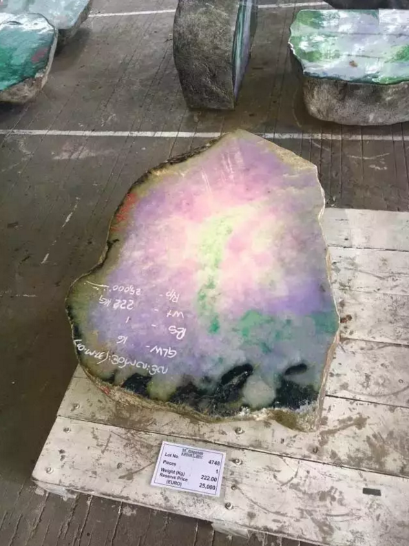 极品玻璃种翡翠原石,百亿欧元翡翠原石-第1张图片-翡翠网 极品玻璃种翡翠原石,百亿欧元翡翠原石-第1张图片-翡翠网