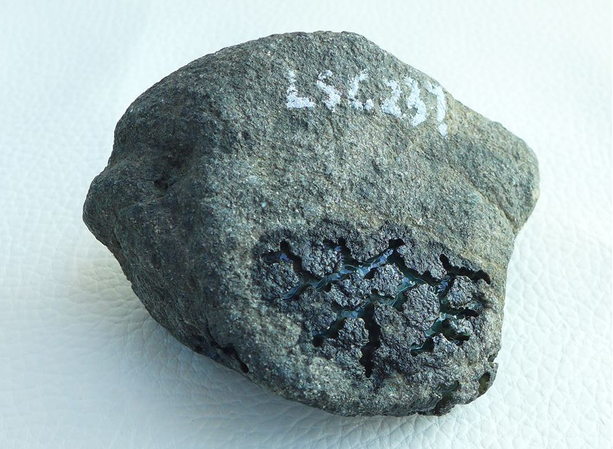 假翡翠蜘蛛网结构图片蜘蛛网翡翠原石图片-第2张图片-翡翠网 假翡翠蜘蛛网结构图片蜘蛛网翡翠原石图片-第2张图片-翡翠网