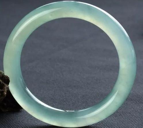 翡翠手镯带久了会有变化吗翡翠手镯带多长时间合适-第1张图片-翡翠网 翡翠手镯带久了会有变化吗翡翠手镯带多长时间合适-第1张图片-翡翠网