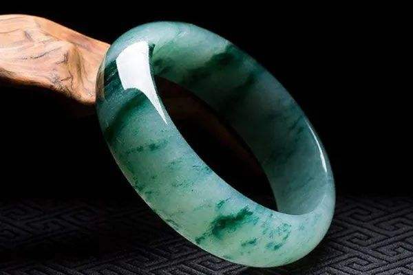 翡翠手镯带久了会有变化吗翡翠手镯带多长时间合适-第2张图片-翡翠网 翡翠手镯带久了会有变化吗翡翠手镯带多长时间合适-第2张图片-翡翠网