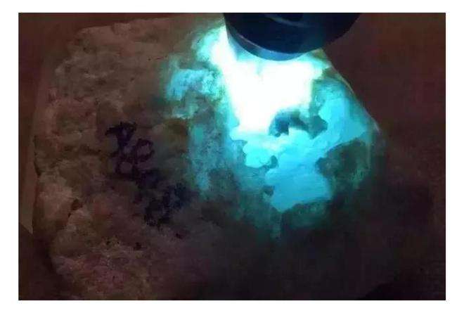 包含翡翠原石有水路能说明什么的词条-第2张图片-翡翠网 包含翡翠原石有水路能说明什么的词条-第2张图片-翡翠网