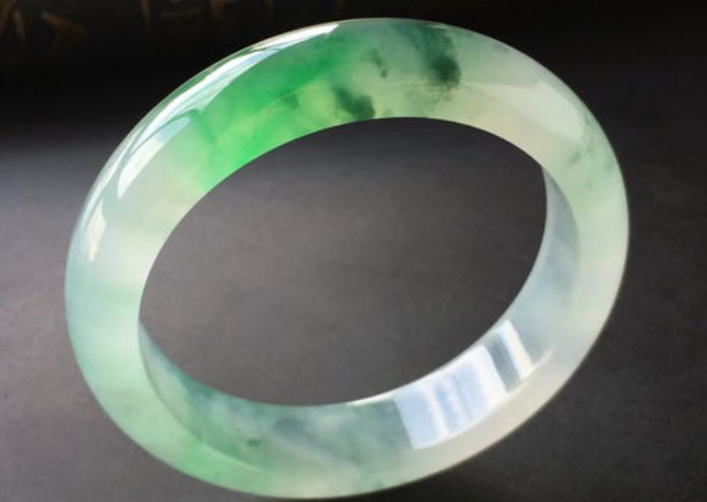 带翡翠手镯的年龄翡翠手镯什么颜色好-第1张图片-翡翠网 带翡翠手镯的年龄翡翠手镯什么颜色好-第1张图片-翡翠网