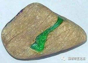 翡翠原石切开后全是裂,翡翠原石上的保护液-第2张图片-翡翠网 翡翠原石切开后全是裂,翡翠原石上的保护液-第2张图片-翡翠网