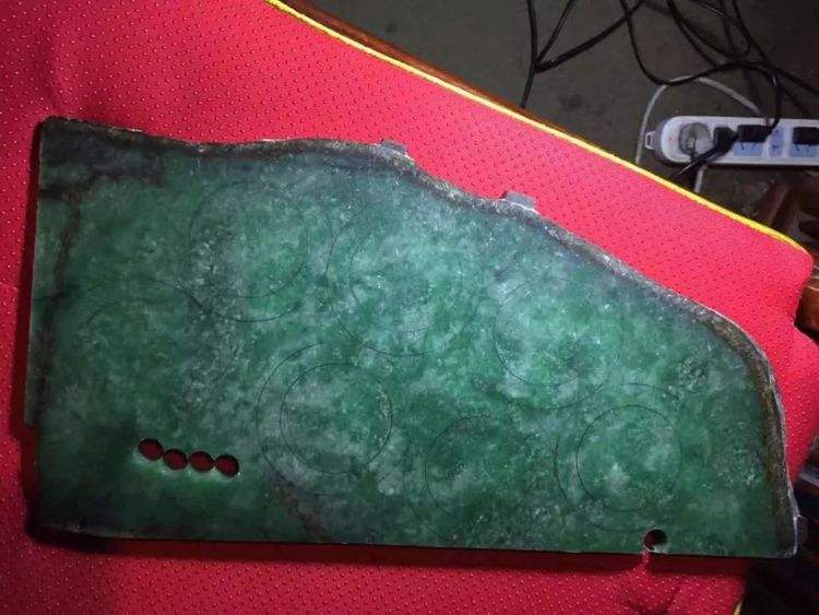 翡翠原石实体店,翡翠原石在哪里买比较靠谱-第1张图片-翡翠网 翡翠原石实体店,翡翠原石在哪里买比较靠谱-第1张图片-翡翠网