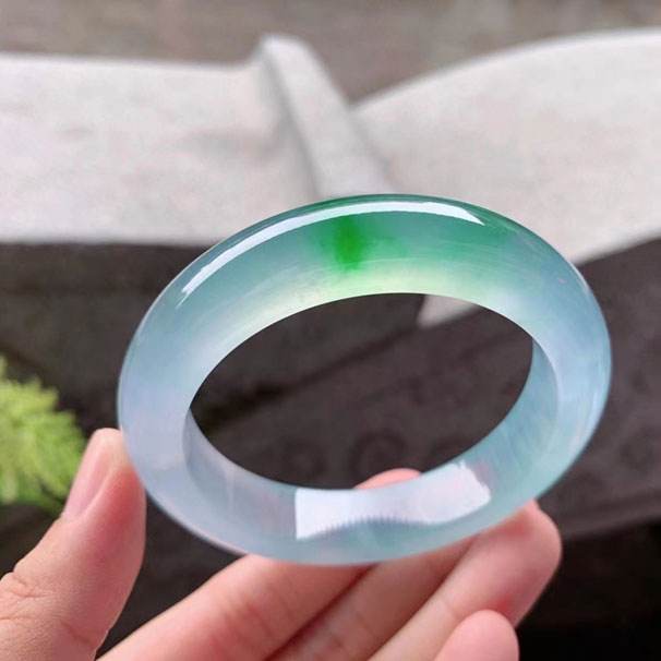 翡翠手镯戴多大怎么计算,翡翠手镯圈口怎么算的-第1张图片-翡翠网 翡翠手镯戴多大怎么计算,翡翠手镯圈口怎么算的-第1张图片-翡翠网