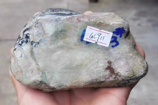 翡翠原石包浆皮和脱砂哪个好翡翠原石中的黑皮包浆是怎样的-第1张图片-翡翠网 翡翠原石包浆皮和脱砂哪个好翡翠原石中的黑皮包浆是怎样的-第1张图片-翡翠网