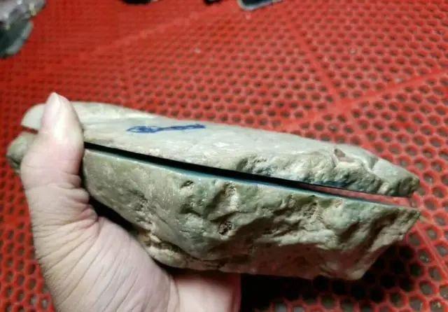 翡翠原石包浆皮和脱砂哪个好翡翠原石中的黑皮包浆是怎样的-第2张图片-翡翠网 翡翠原石包浆皮和脱砂哪个好翡翠原石中的黑皮包浆是怎样的-第2张图片-翡翠网