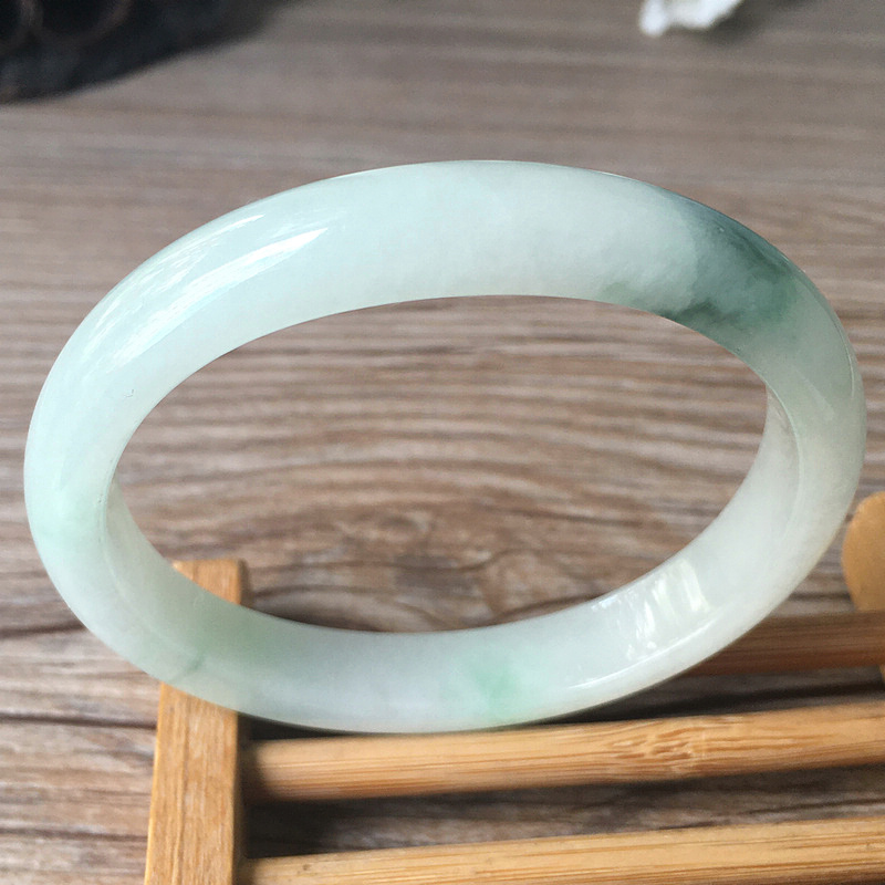 关于翡翠冰糯种飘花手镯价格的信息-第1张图片-翡翠网 关于翡翠冰糯种飘花手镯价格的信息-第1张图片-翡翠网