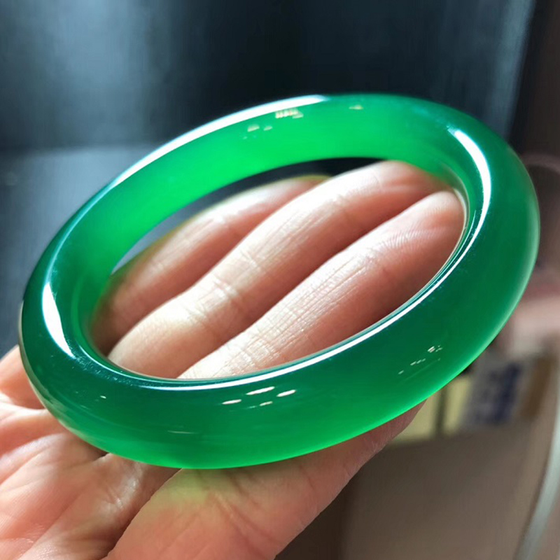 翡翠玉髓手镯哪个牌子好玉髓手镯和翡翠手镯哪个好-第1张图片-翡翠网 翡翠玉髓手镯哪个牌子好玉髓手镯和翡翠手镯哪个好-第1张图片-翡翠网