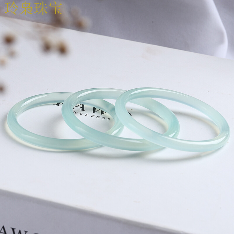 翡翠玉髓手镯哪个牌子好玉髓手镯和翡翠手镯哪个好-第2张图片-翡翠网 翡翠玉髓手镯哪个牌子好玉髓手镯和翡翠手镯哪个好-第2张图片-翡翠网